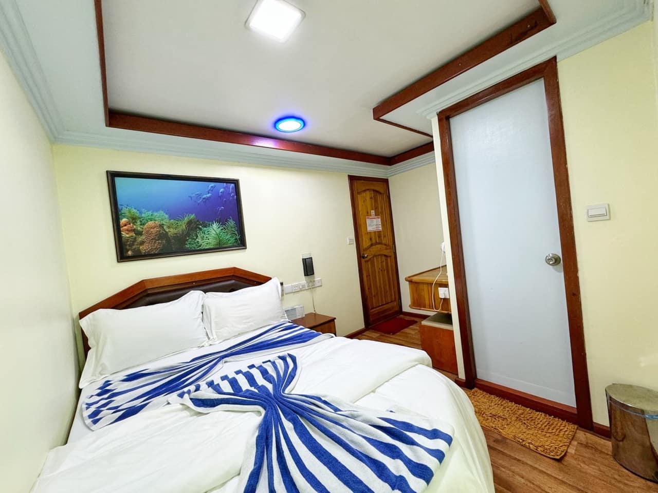 2 Double Cabins & 2 Single Cabins